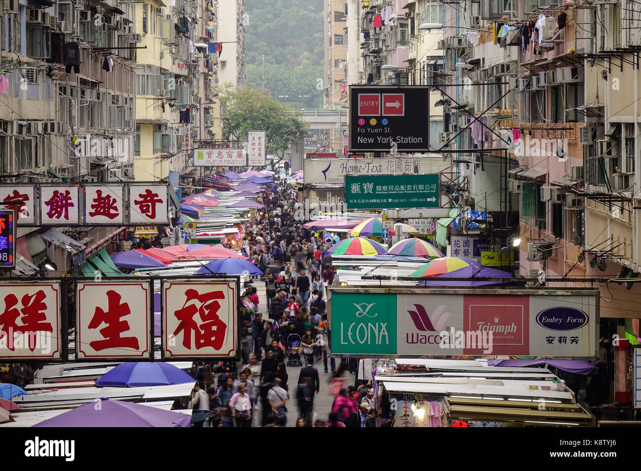 Hong Kong - Mar 29, 2017. personnes à la Fa Yuen Street Market à hong kong hong kong. produit intérieur brut a augmenté de 180 fois entre 1961 et 1997. Banque D'Images