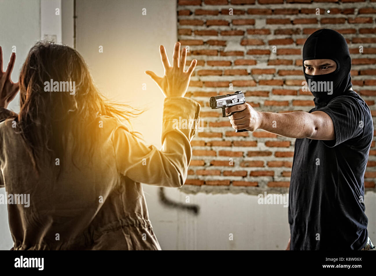 Femme enlevée par des criminels qui menacent son par arme à feu. Banque D'Images