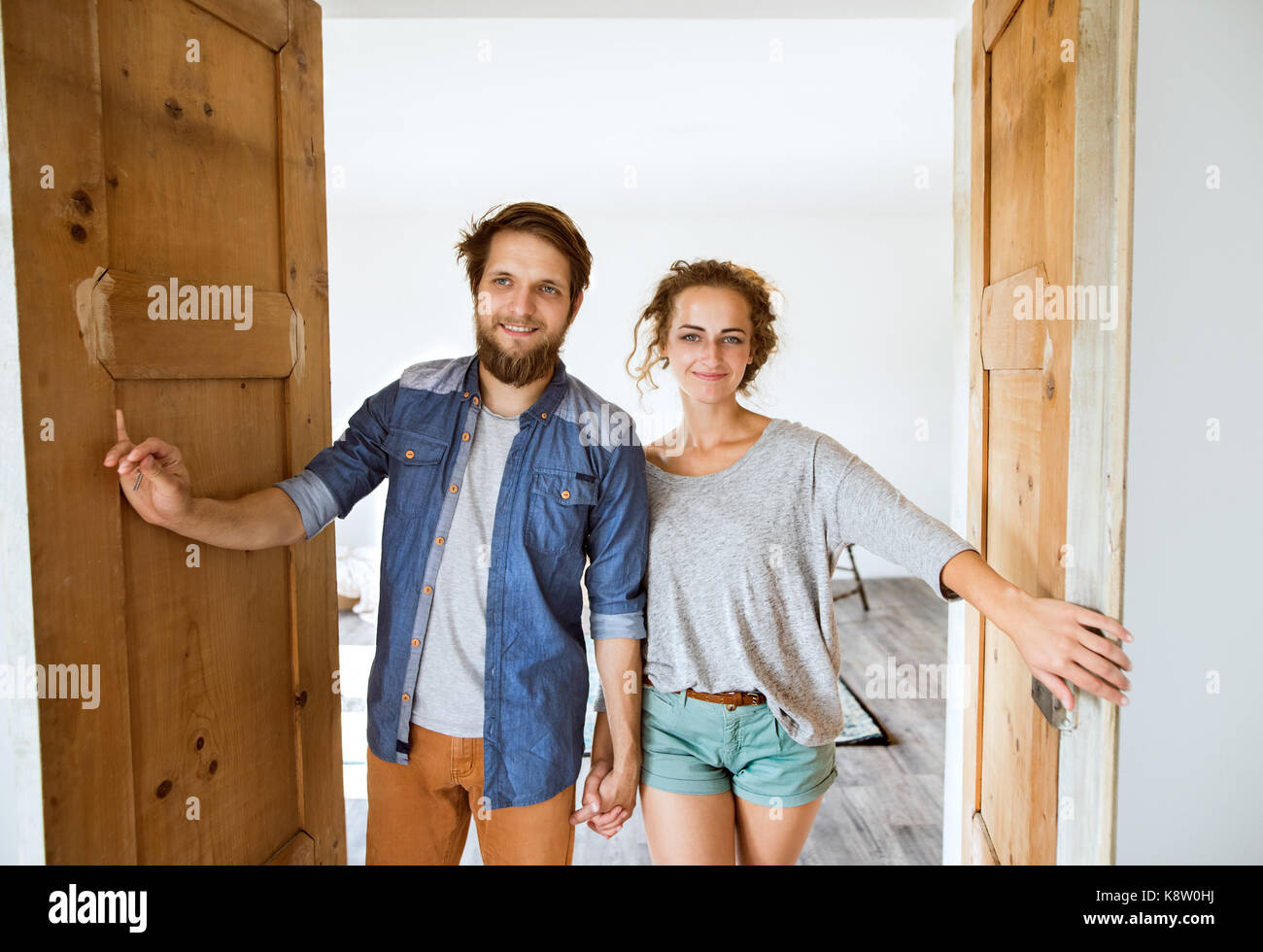 Couple moving in new house, qui entre par la porte. Banque D'Images