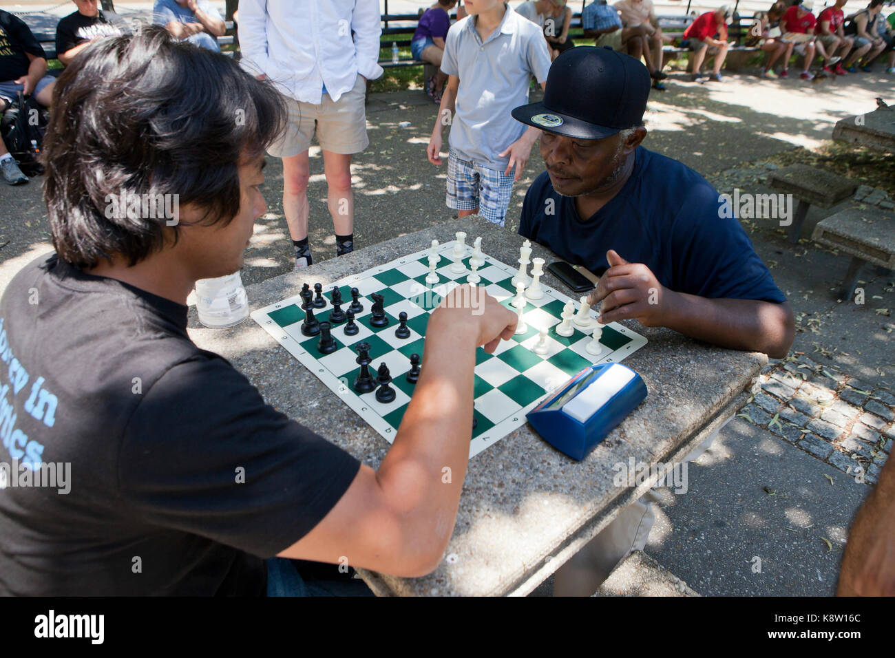 Les hommes jouant aux échecs en plein air dans un parc à Dupont Circle - Washington, DC USA Banque D'Images