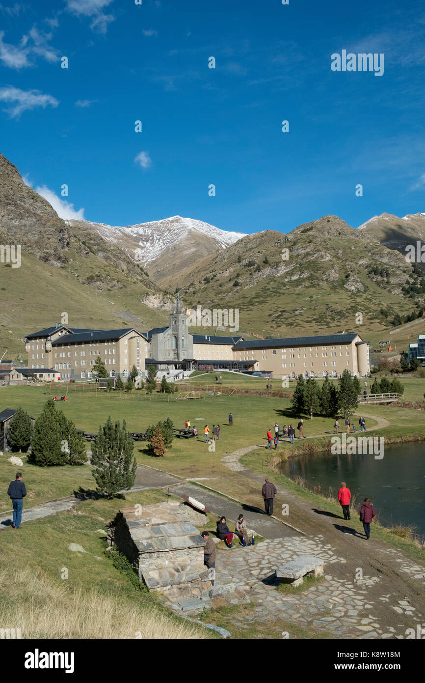 Sanctuaire de la Mère du Dieu de nuria avec montagnes en arrière-plan. Banque D'Images