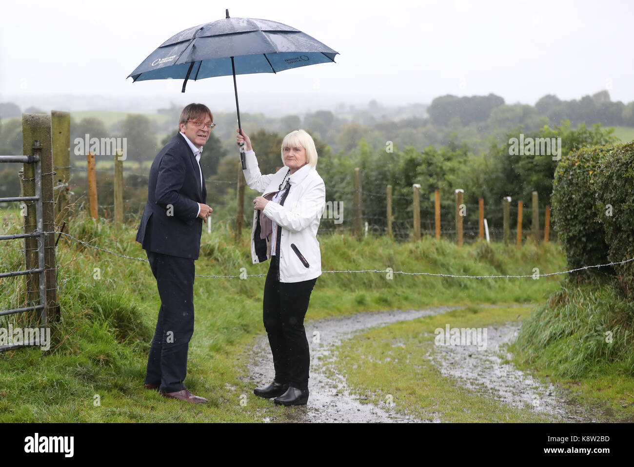 Le chef du Parlement européen brexit négociateur, Guy Verhofstadt et Marian Harkin mep sur le côté nord de la frontière entre le co armagh et co monaghan au début de deux jours de mission d'enquête. Banque D'Images