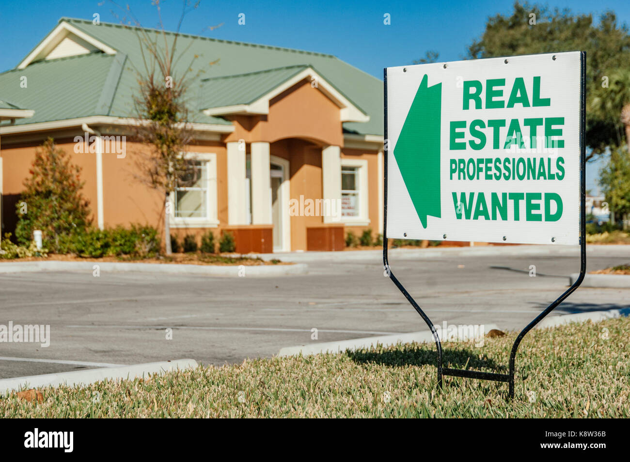 Real estate help wanted signe indiquant un marché immobilier en plein essor. Banque D'Images