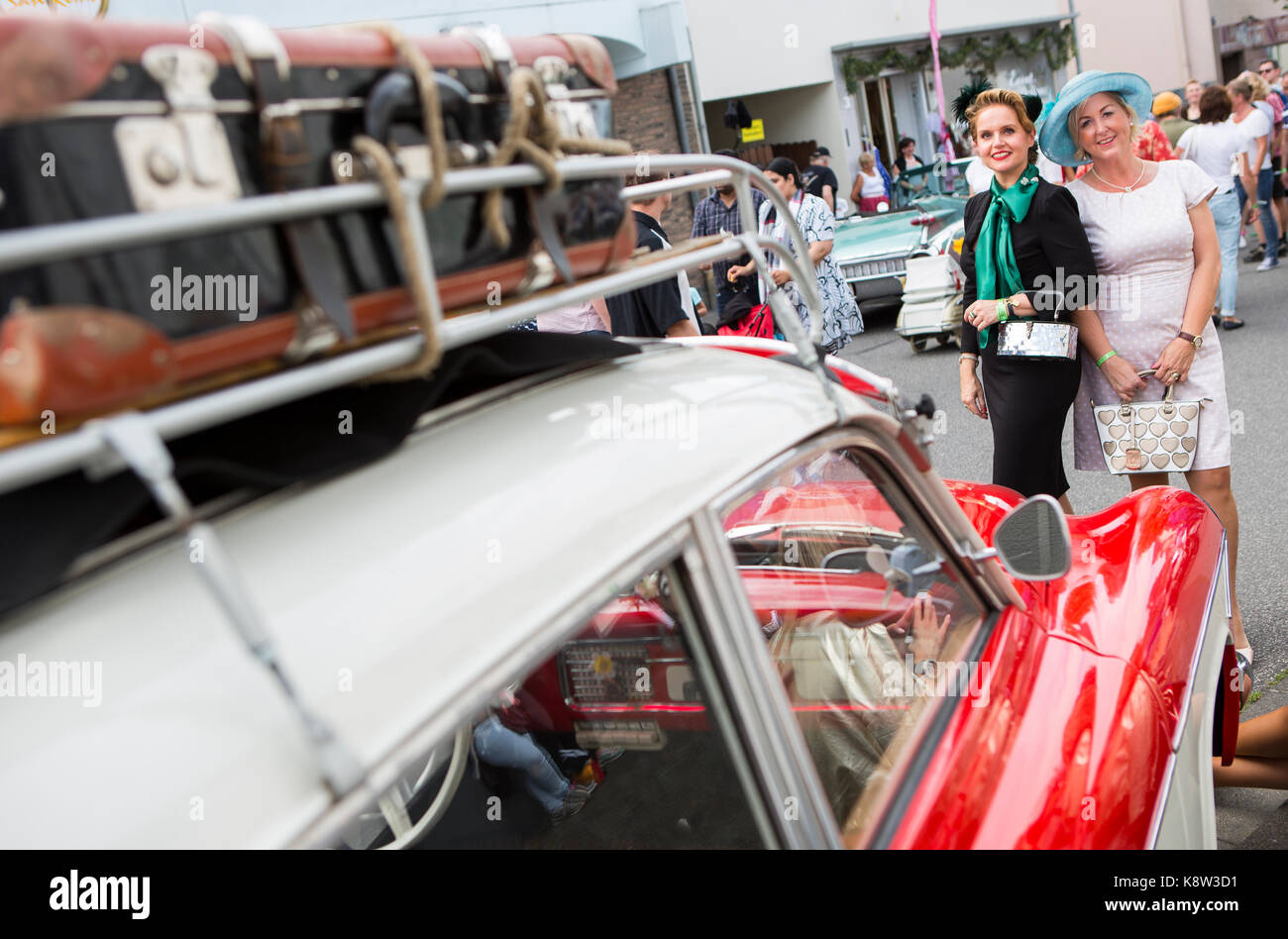 Festival shoot off visiteurs en tenue nostalgique posent derrière voiture classique au festival 2017 golden oldies, Giessen, ALLEMAGNE. Le golden oldies festival est un festival annuel de la nostalgie (est. en 1989) avec l'accent sur années 70, avec plus de 1000 voitures anciennes exposées et les habitués, plus de 50 groupes de musique et nostalgiques marché. crédit : christian lademann Banque D'Images