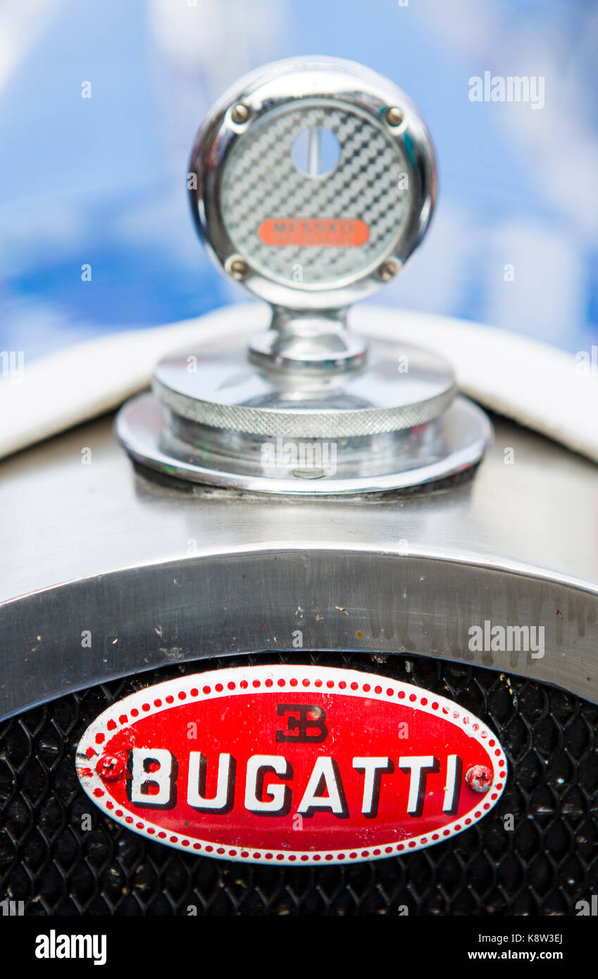 Plaque signalétique et thermomètre à la grille du radiateur de la voiture  Bugatti Classic Photo Stock - Alamy