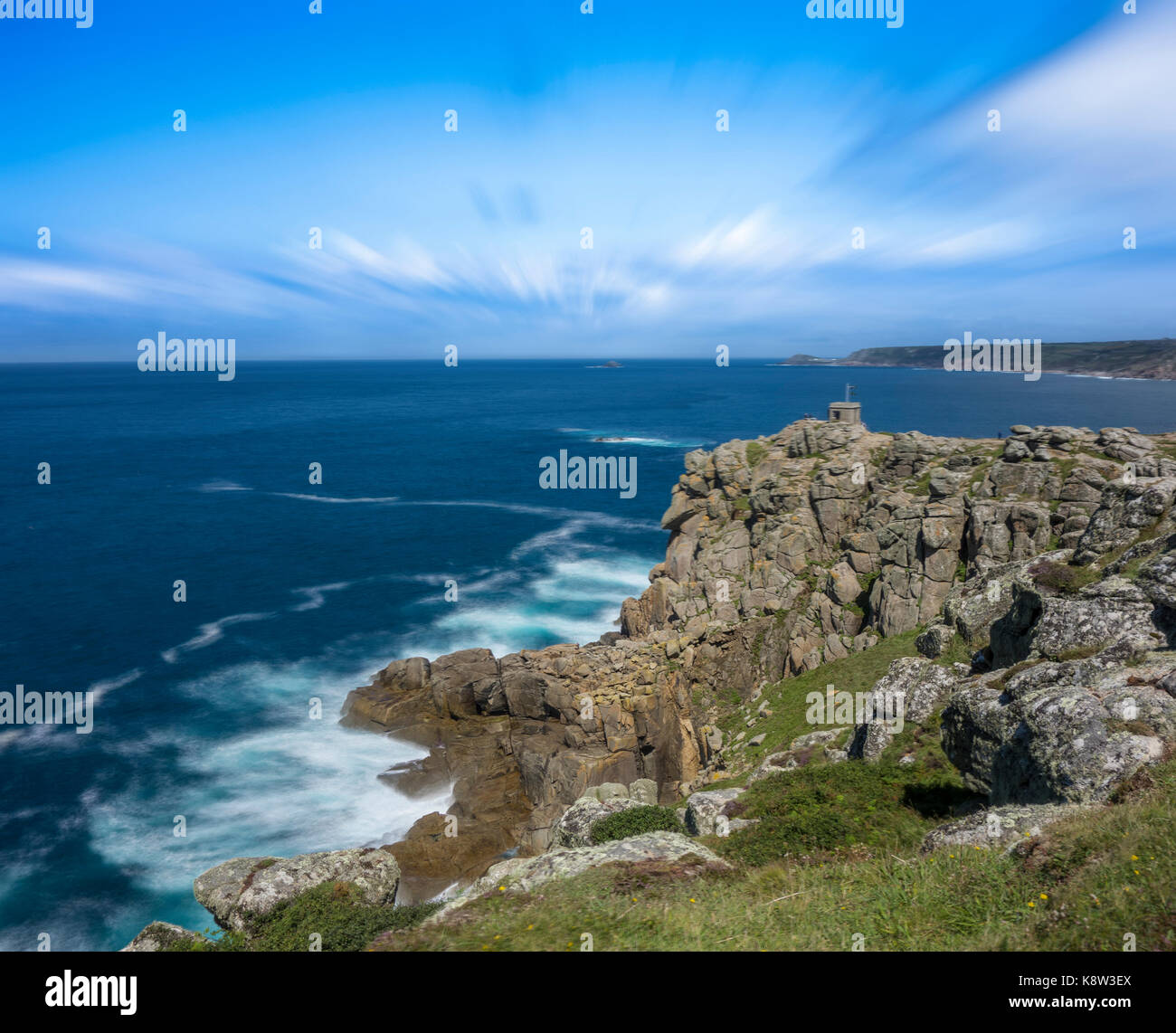 Une petite pierre Manyon Lookout Lookout se dresse sur le Pedn-men-du chef land Banque D'Images