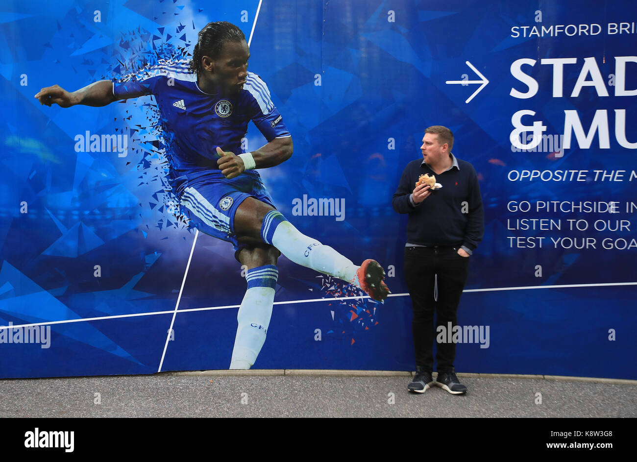 Un ventilateur par un conseil d'un ancien joueur vedette Didier Drogba durant la coupe du troisième tour, carabao match à Stamford Bridge, Londres. press association. photo photo date : mercredi 20 septembre 2017. voir l'activité de soccer chelsea histoire. crédit photo doit se lire : mike egerton/pa wire. restrictions : editorial n'utilisez que pas d'utilisation non autorisée avec l'audio, vidéo, données, listes de luminaire, club ou la Ligue de logos ou services 'live'. en ligne de-match utilisation limitée à 75 images, aucune émulation. aucune utilisation de pari, de jeux ou d'un club ou la ligue/dvd publications. Banque D'Images