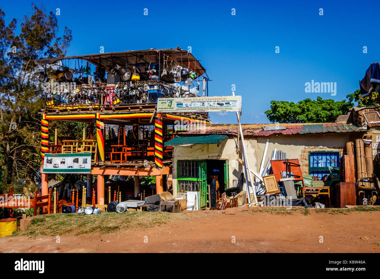 Vendre quoi que ce soit sur la route de kampala en Ouganda Banque D'Images