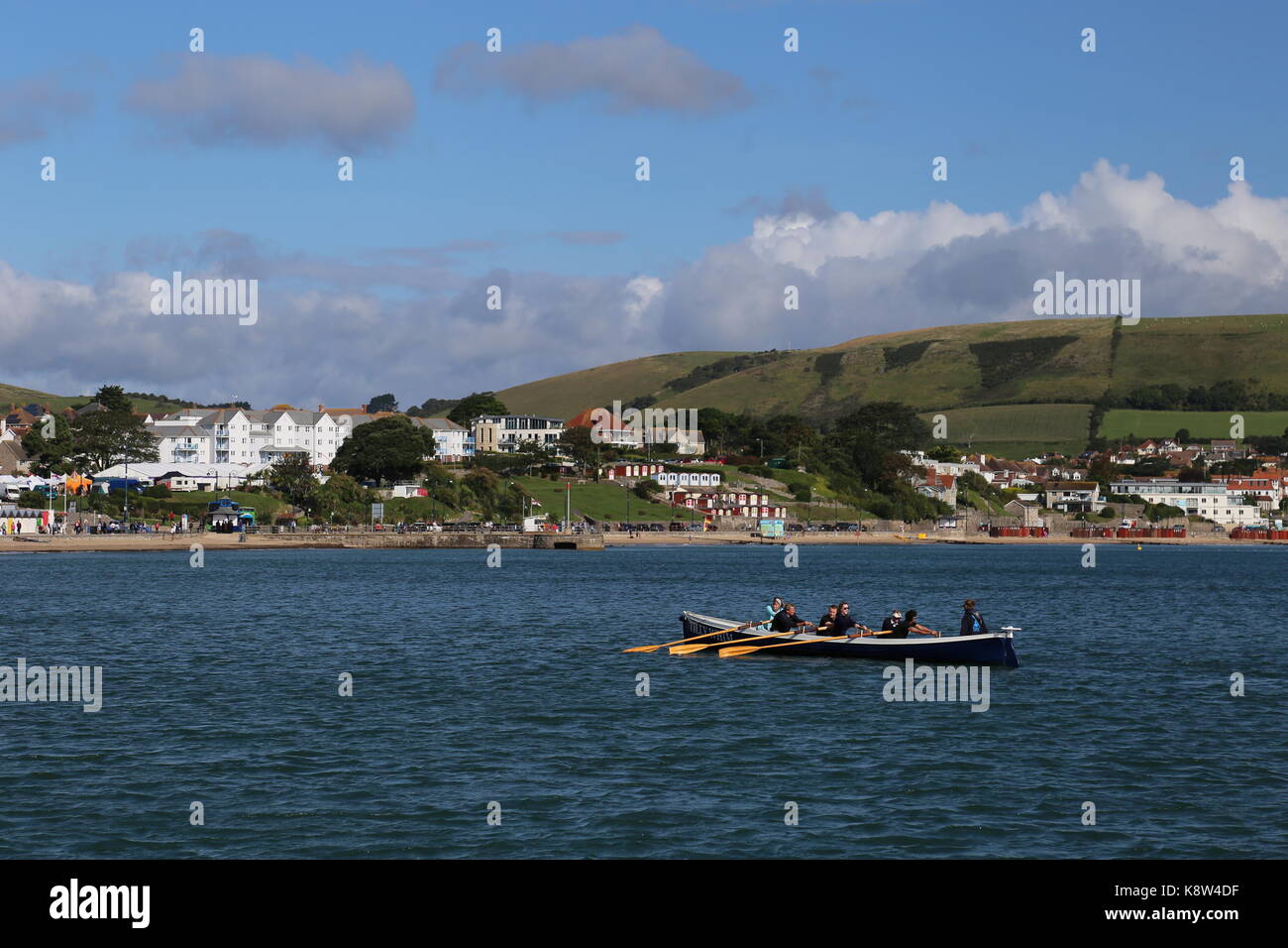 Club d'aviron de mer de Swanage Tilly 'Caprice' concert pilote dans la baie de Swanage, Swanage, à l'île de Purbeck, Dorset, Angleterre, Grande-Bretagne, Royaume-Uni, UK, Europe Banque D'Images