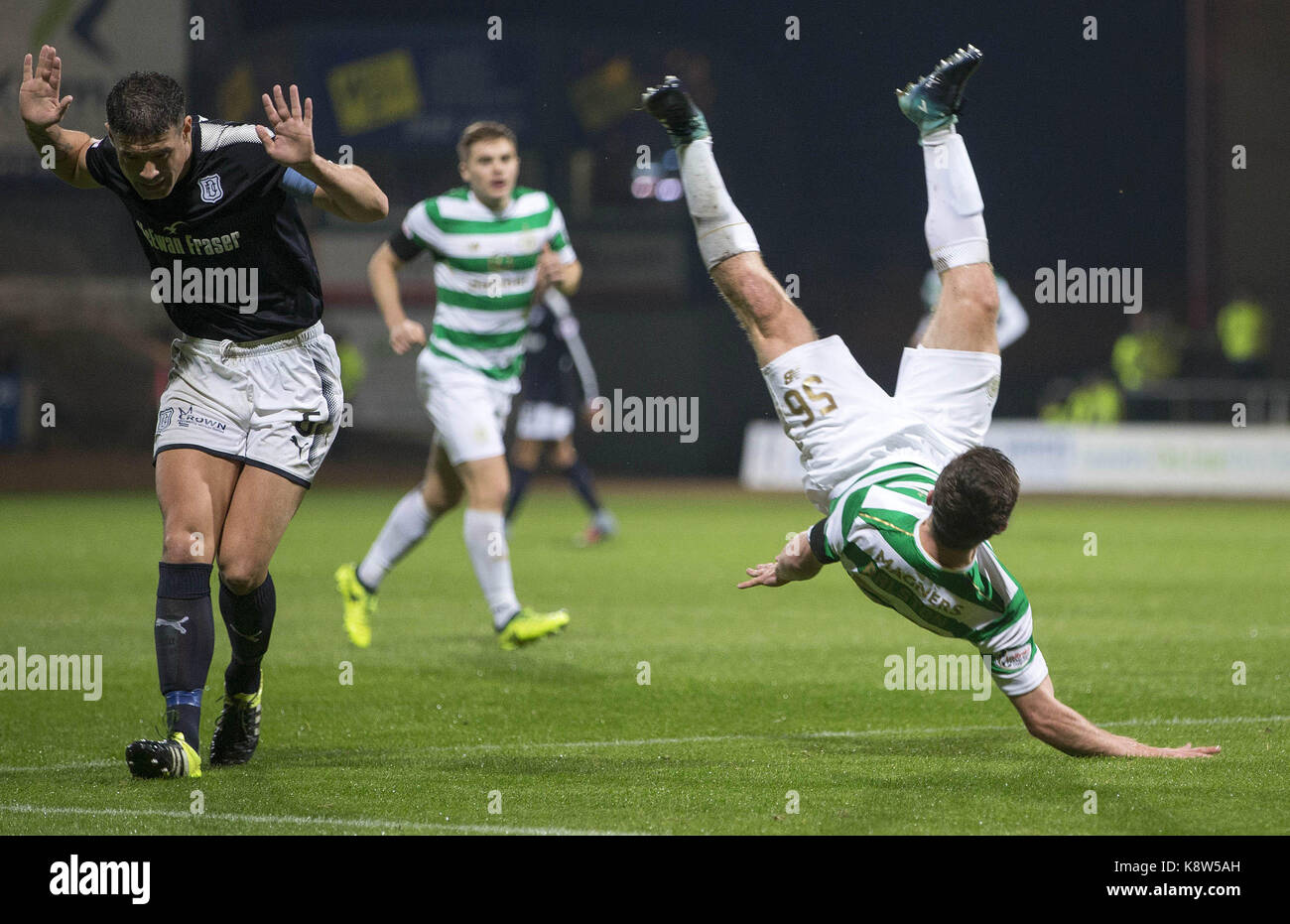 Dundee's darren O'Dea celtic les défis anthony ralston durant la coupe betfred, quart-de-finale match à dens park, Dundee. Banque D'Images