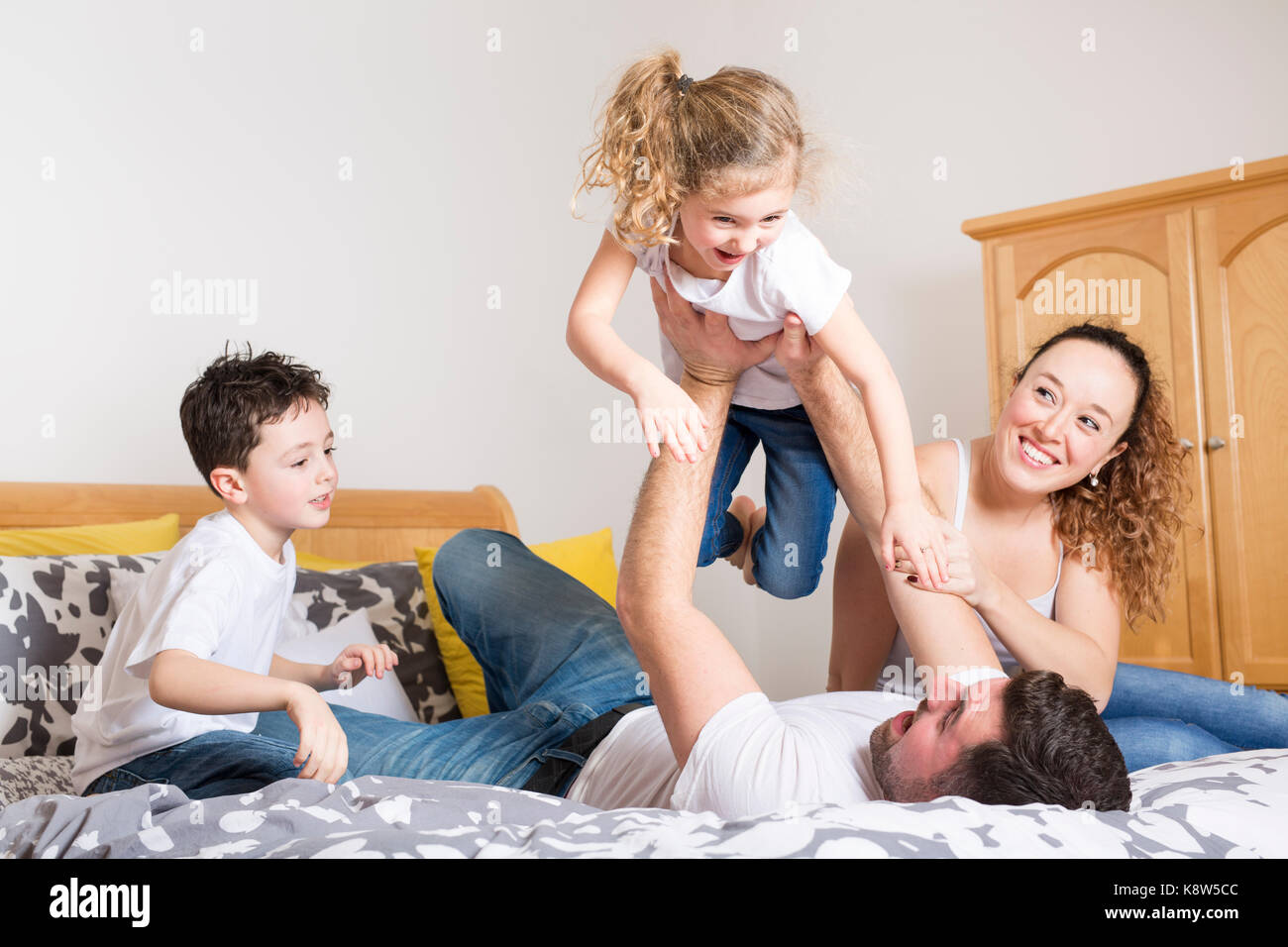Famille, enfants et accueil concept - heureux en famille avec deux enfants de moins à la maison générale Banque D'Images