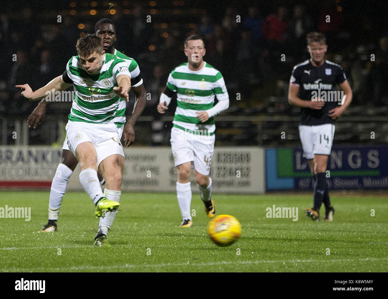 James forrest du Celtic marque son quatrième but du côté du jeu pendant la coupe du betfred, quart-de-finale match à dens park, Dundee. Banque D'Images