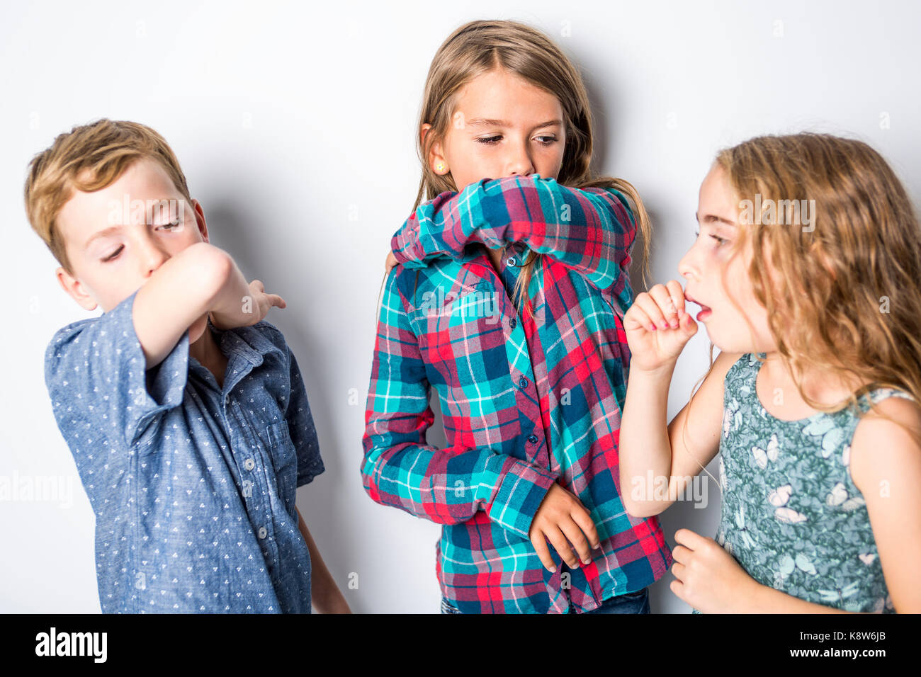 Trois jeunes enfants ayant un rhume Banque D'Images