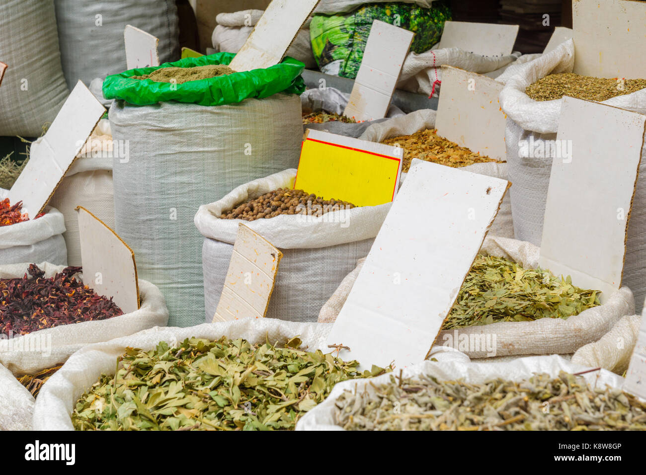 Diverses épices en vente sur le marché, à l'acre (akko), en Israël. Banque D'Images