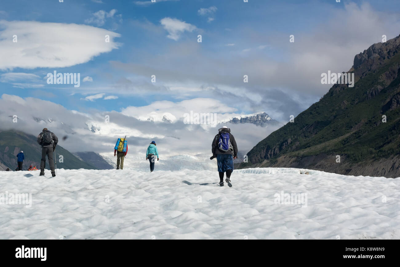 L'utilisation de l'éditeur seulement - un groupe d'escalader une pente sur le glacier de la racine vers une meilleure vue de l'escalier cascade Banque D'Images