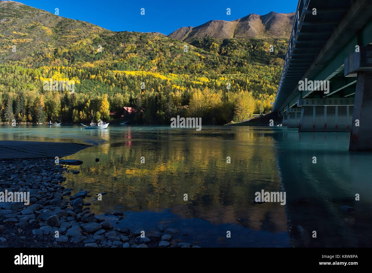 Les pêcheurs à bord d'oar driven posent en metal bateaux de rivière mis les lignes près de la seward highway pont sur le fleuve russe dans la région de cooper la terre, de l'Alaska. Banque D'Images