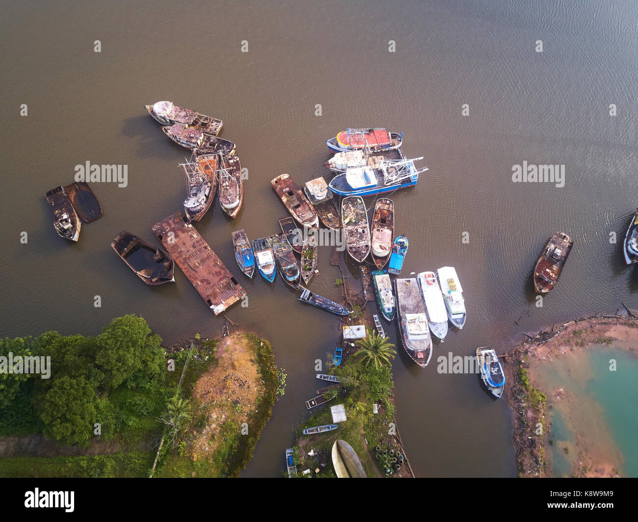 Bateaux rouillés drone aérien vue dans river Banque D'Images