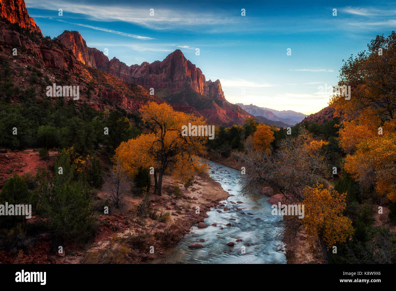 Vue d'automne du parc national Zion's iconic sentinelle au coucher du soleil Banque D'Images