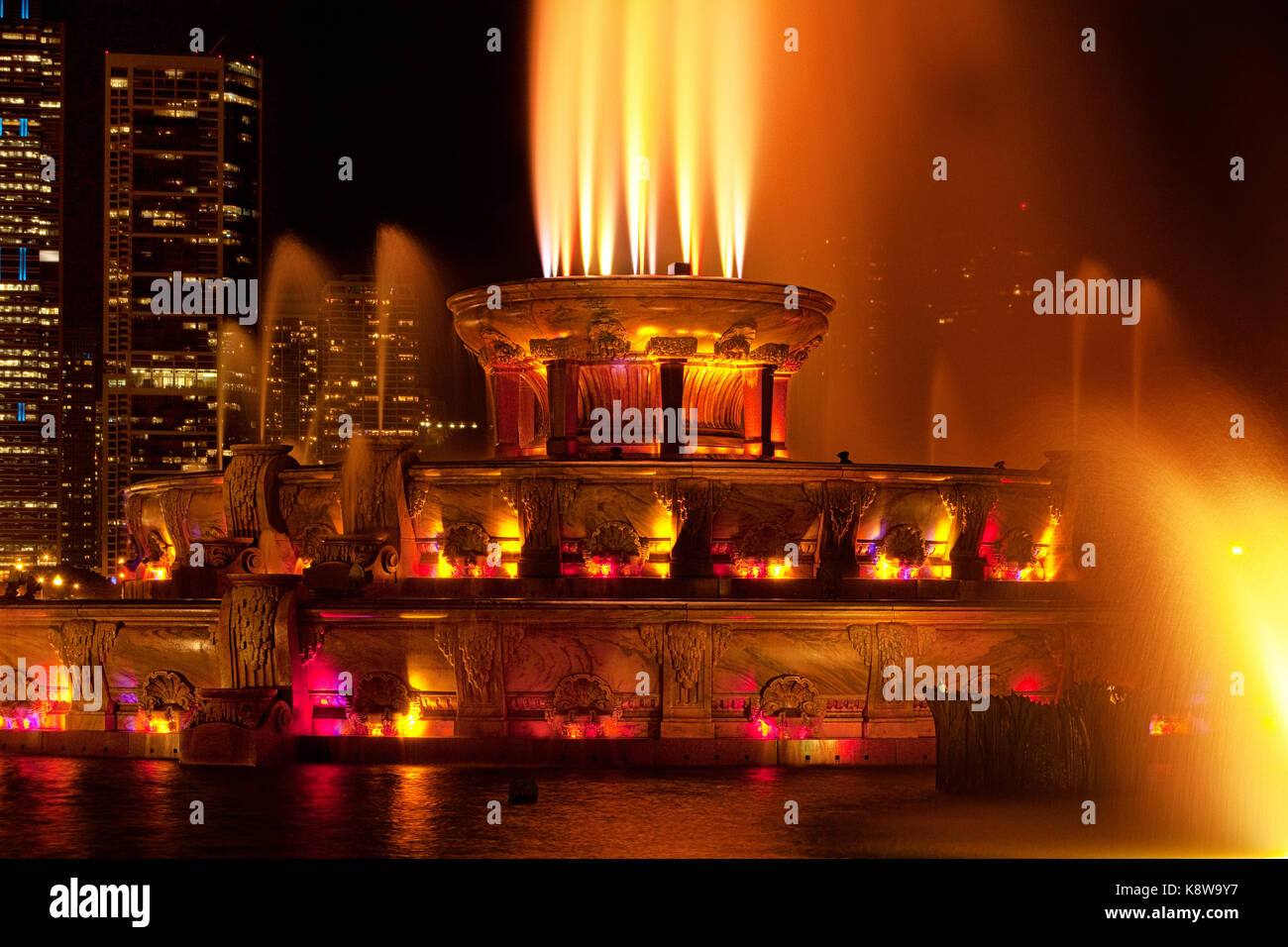 Chicago's buckinghamm fontaine illuminée la nuit Banque D'Images