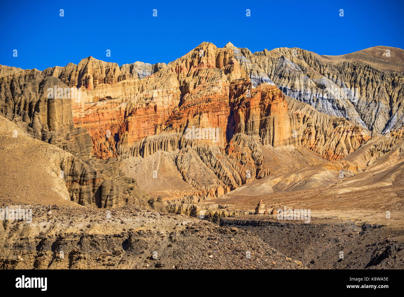 Montagnes colorées au-dessus du village de ghami, mustang, Népal Banque D'Images