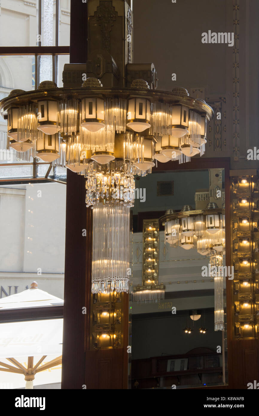 Luminaires période dans le café à l'Obecni Dum, l'art nouveau 1911 hall municipal de Prague Banque D'Images