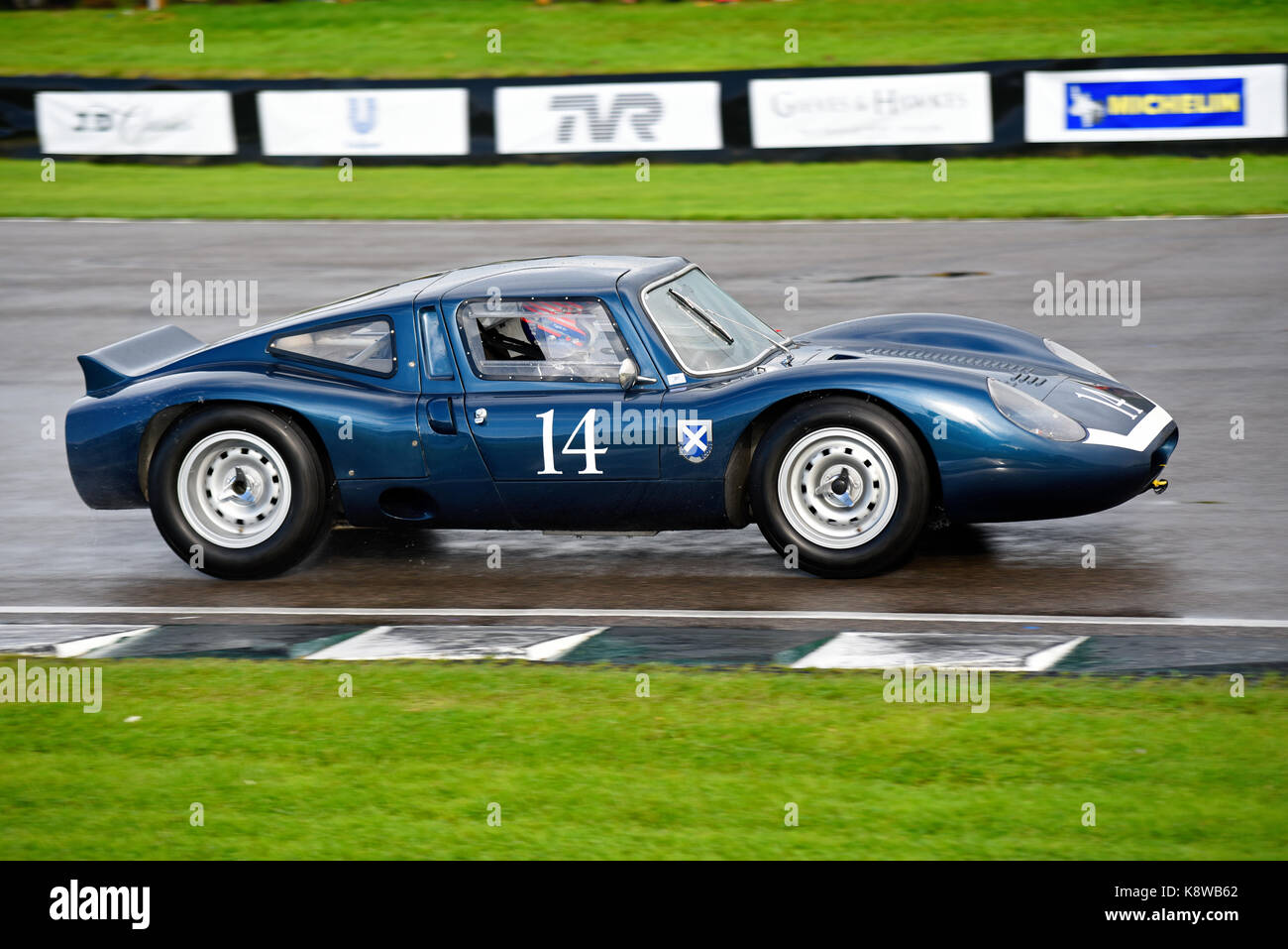 1963 Tojeiro Ford au Goodwood Revival 2017 dans le Whitsun Trophy. Propriété de Tom McWhirter conduit par John Clark Banque D'Images