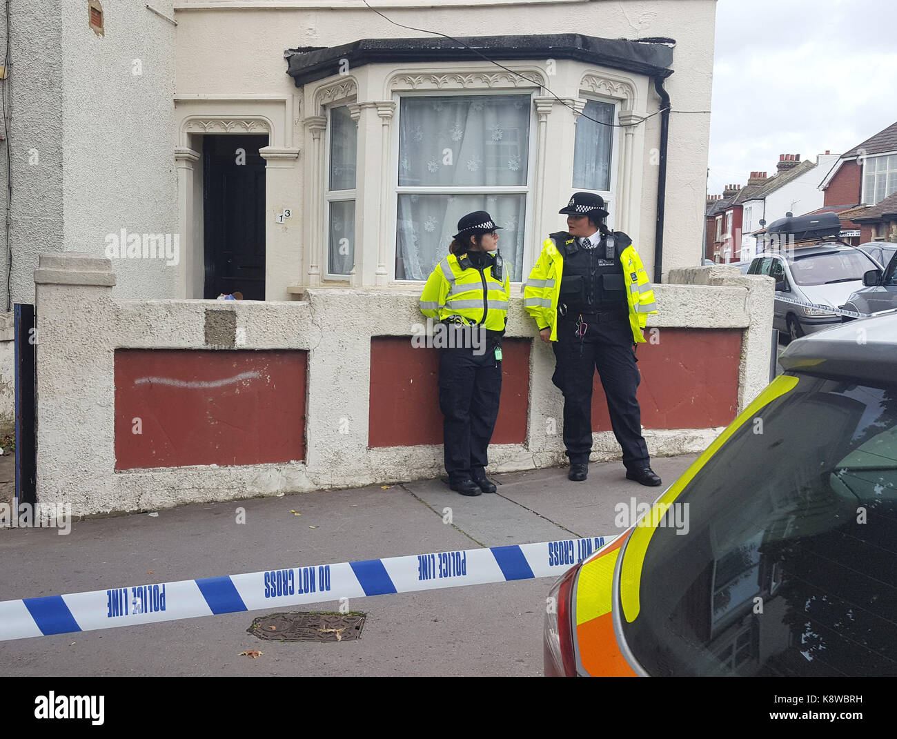 En dehors de la police de biens immobiliers à Thornton Heath, dans le sud de Londres, après un adolescent a été arrêté par des détectives sur l'parsons green attaque terroriste, ce qui porte le nombre de personnes détenues à six. Banque D'Images