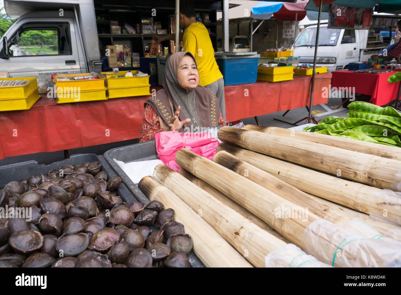 Ipoh, Malaisie - 17 septembre 2017 : vendeur de nourriture à Pasar carat ou également des villes comme Flea et marché d'antiquaires à Ipoh, capitale de l'État de Perak Banque D'Images