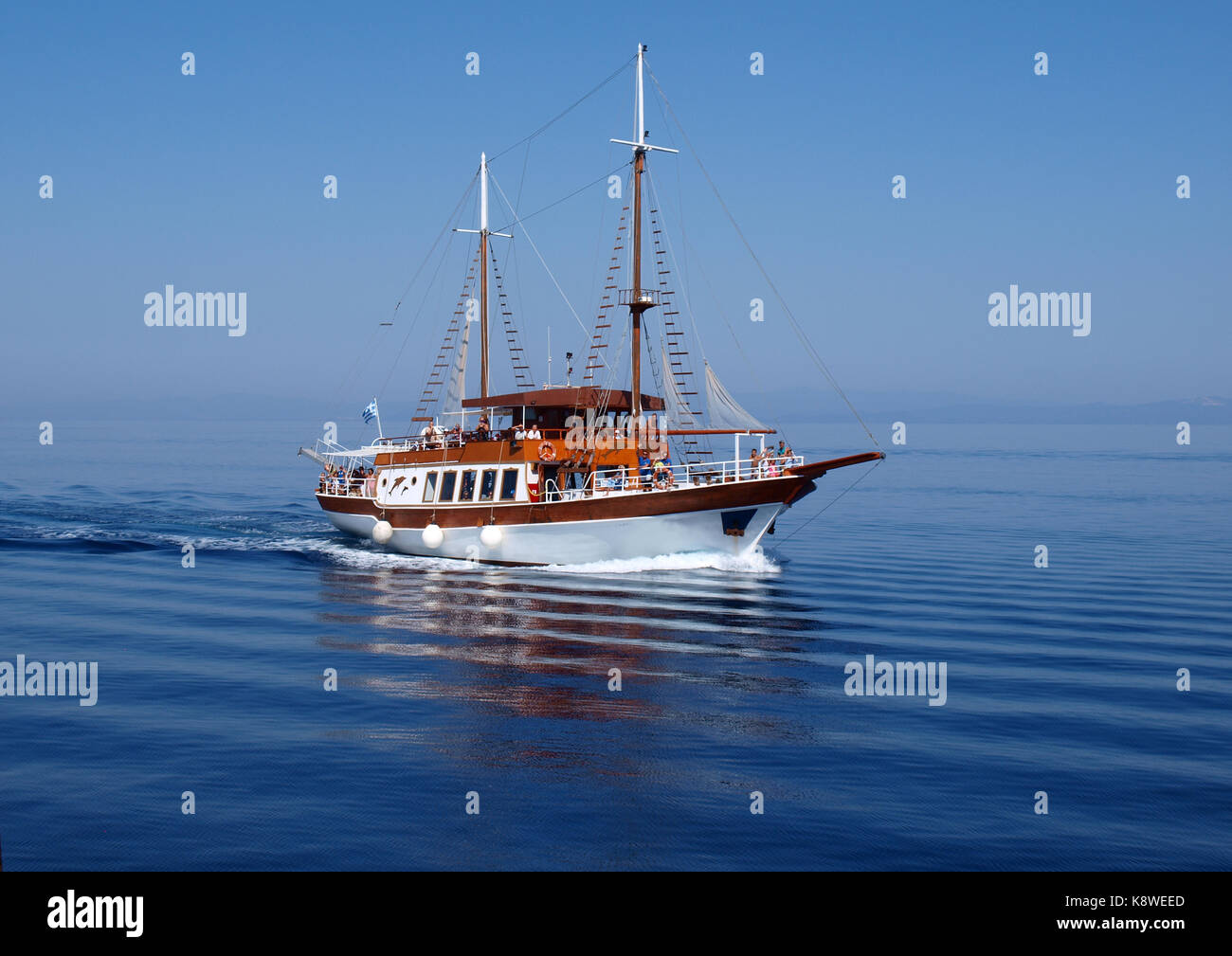 Un bateau de touristes qui visite la péninsule de Kassandra en Chalcidique, , Grèce Banque D'Images