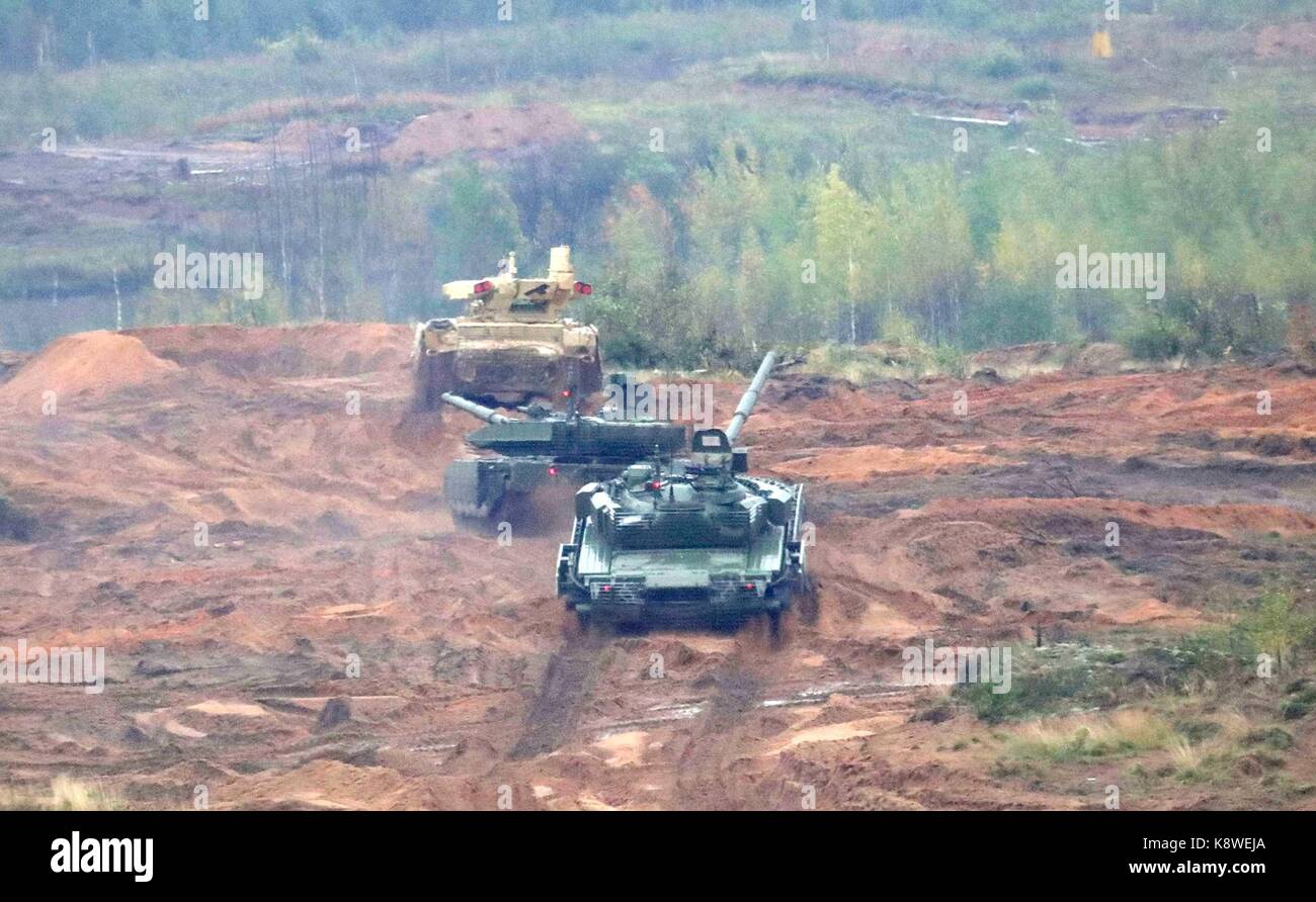 Une fédération de t-72b3 des chars et véhicules de combat blindés pendant la manœuvre1 West 2017 exercice militaire à la gamme luzhsky terre de formation, 18 septembre 2017 à l'extérieur de st. Petersburg, Russie. Banque D'Images