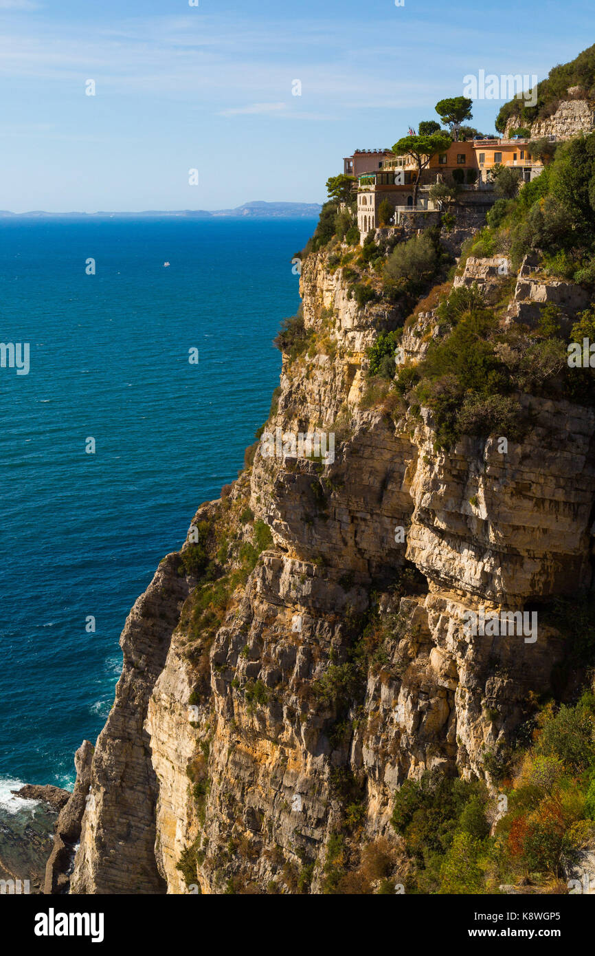 Sorrento, Italie, le 17 septembre 2017. L'hotel mega mare perché sur les falaises au-dessus de près de Meta Di Sorrento, Italie. © Paul Davey Banque D'Images