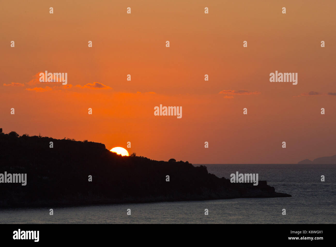 Sorrento, Italie, le 20 septembre 2017. Le soleil se couche sur il capo à Sorrento, Italie, avec l'île d'ischia à l'horizon. © Paul Davey Banque D'Images