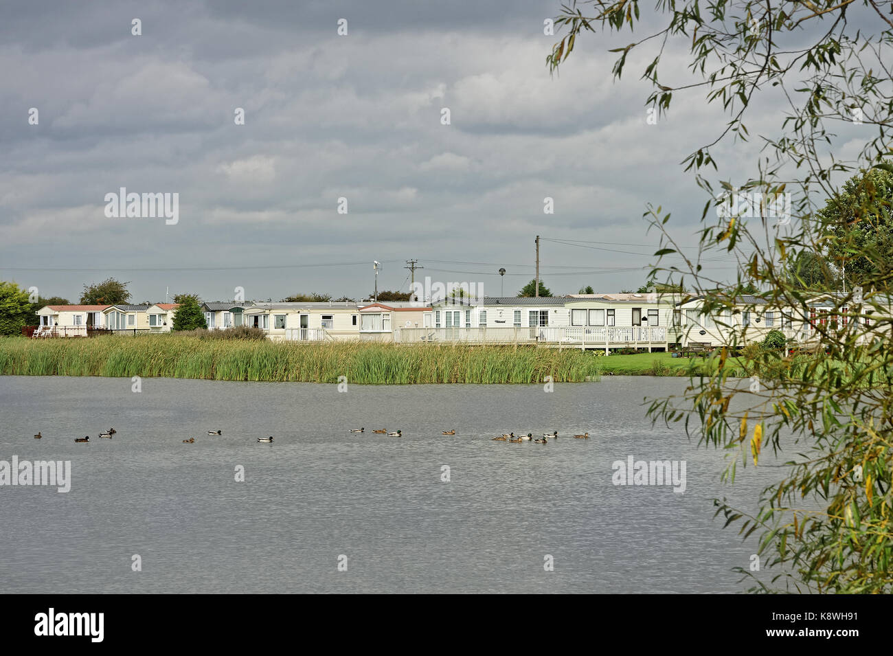 Un village de chalets de vacances près d'un lac au Royaume-Uni Banque D'Images