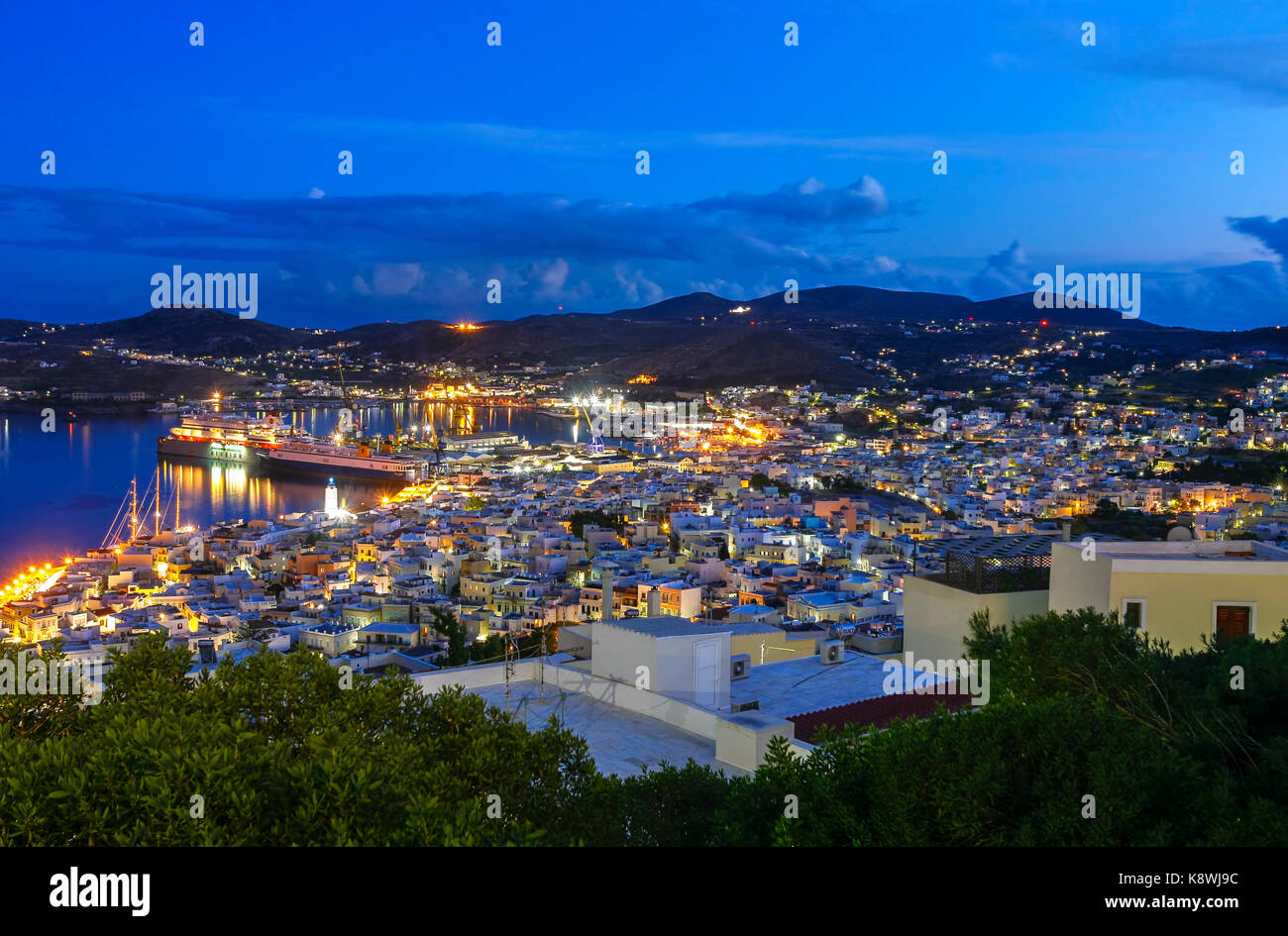 Soir sur la ville d'ermoupoli, la capitale de l'île de Syros, dans les Cyclades, Mer Égée, Grèce. Banque D'Images