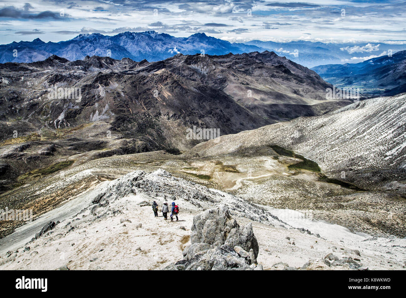 Vue depuis le sommet de Pico Pan de Azucar, avec la Sierra Nevada en arrière-plan, dans le parc national de la Sierra de la culata. Banque D'Images