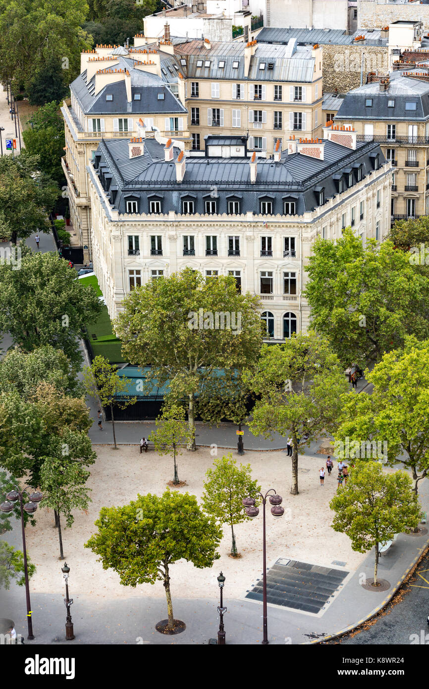 Vue d'un immeuble parisien et la rue d'en haut Banque D'Images