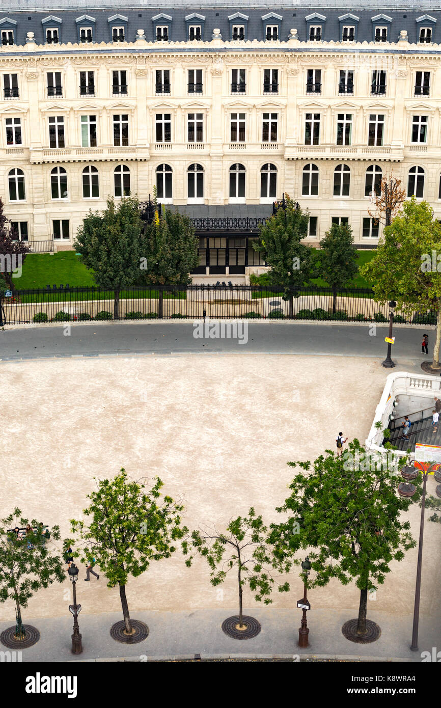 Vue d'un immeuble parisien et la rue d'en haut Banque D'Images