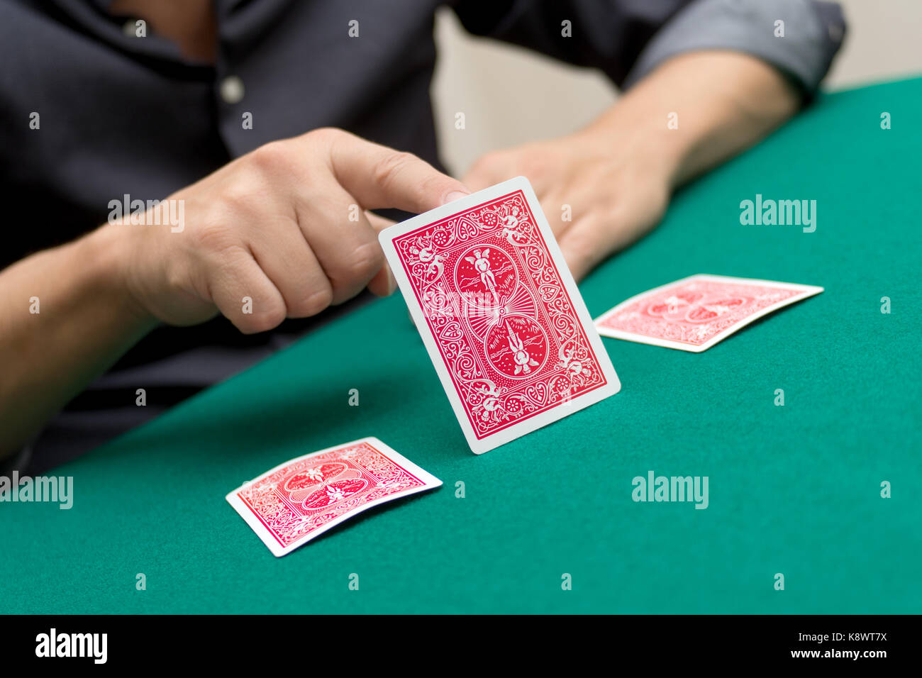 Poker player holding playing cards Banque D'Images