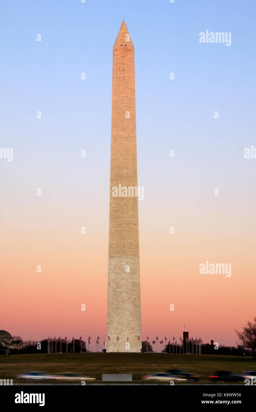 Le Washington monument situé sur le National Mall à Washington DC, USA. Cette photo a été prise à la tombée de la nuit est tombée sur la ville en donnant une belle lueur rouge dans le ciel Banque D'Images