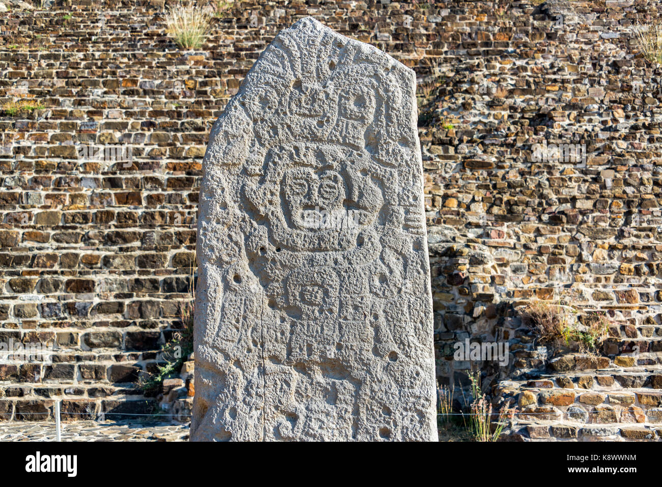 Stèle à des ruines de Monte Alban, à Oaxaca, Mexique Banque D'Images