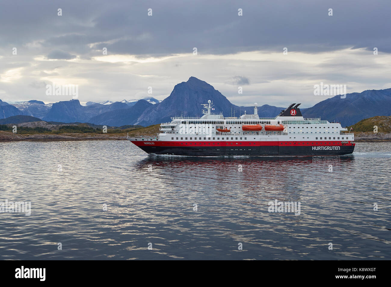 Ferry Hurtigruten, MS Nordlys, Voile North à la Rødøyfjorden, une courte distance au nord de l'Arctique norvégien Cercle. Banque D'Images