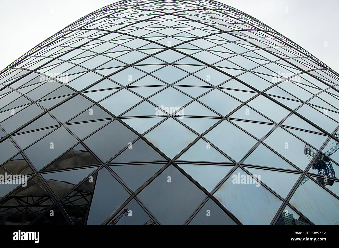 Le Gherkin building dans la ville de Londres sur un jour nuageux Banque D'Images