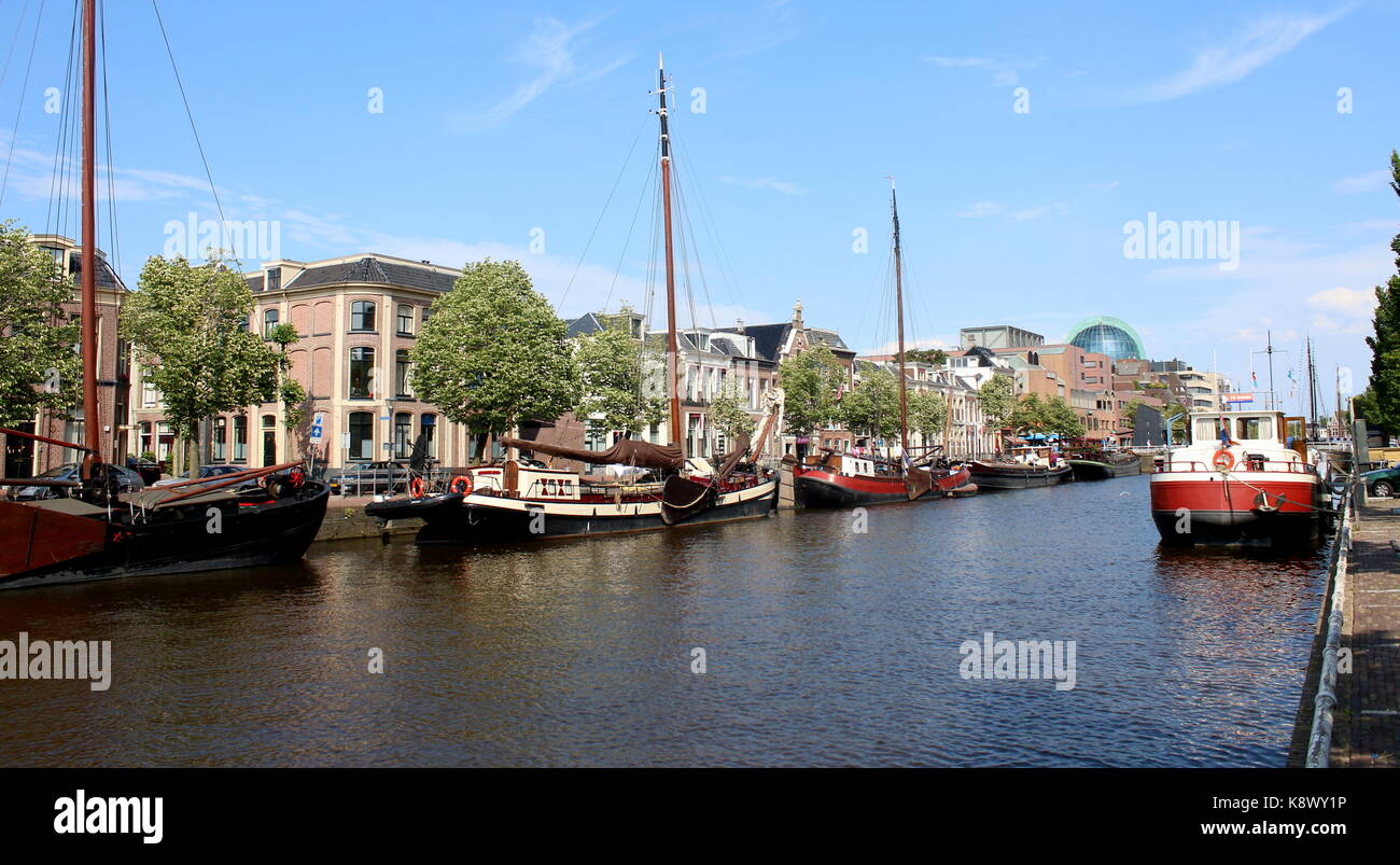 Voiliers traditionnels bateaux amarrés le long Zuiderstadsgracht ou Willemskade (sud du canal) au centre-ville de Leeuwarden, Frise, Pays-Bas Banque D'Images