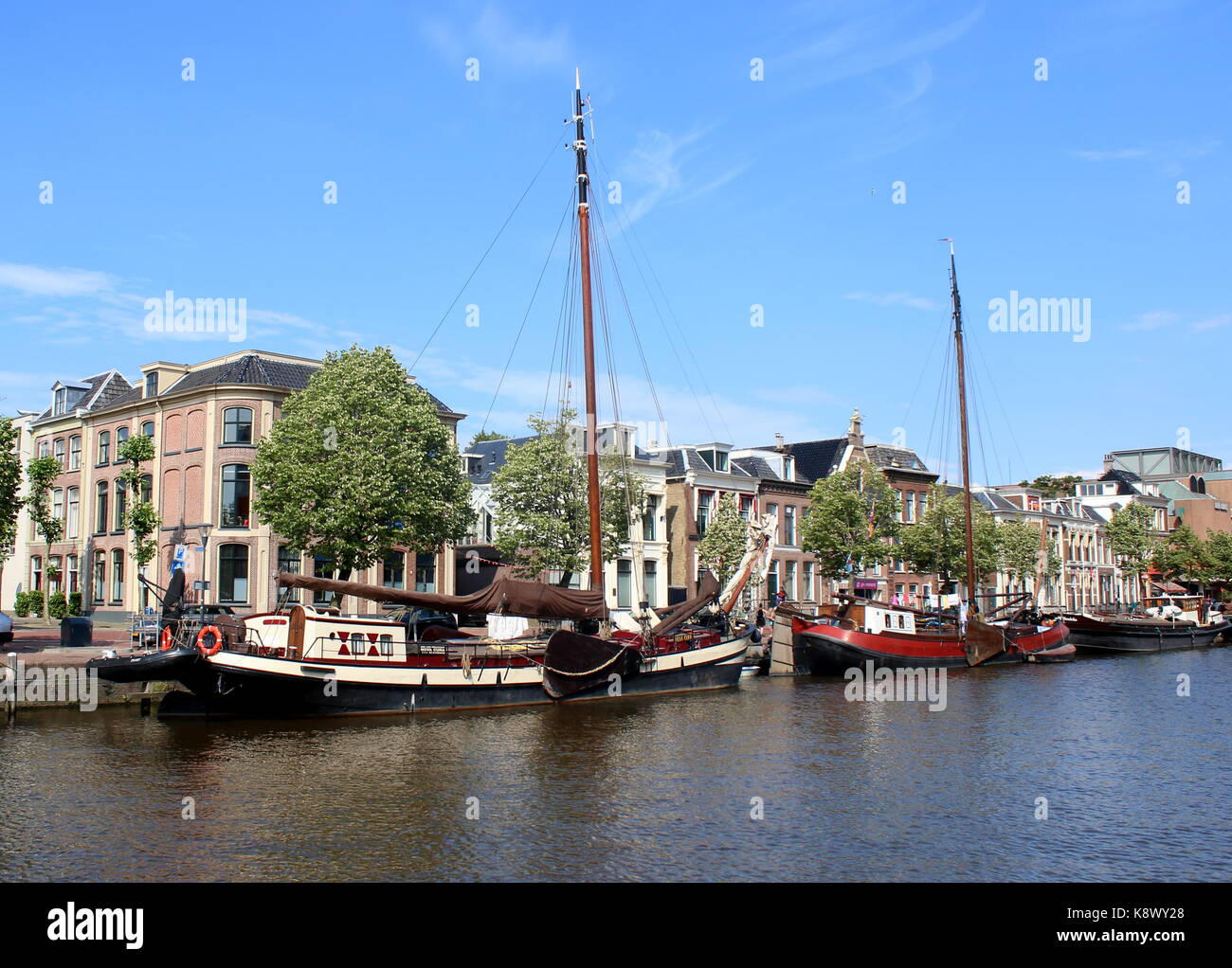 Voiliers traditionnels bateaux amarrés le long Zuiderstadsgracht ou Willemskade (sud du canal) au centre-ville de Leeuwarden, Frise, Pays-Bas Banque D'Images