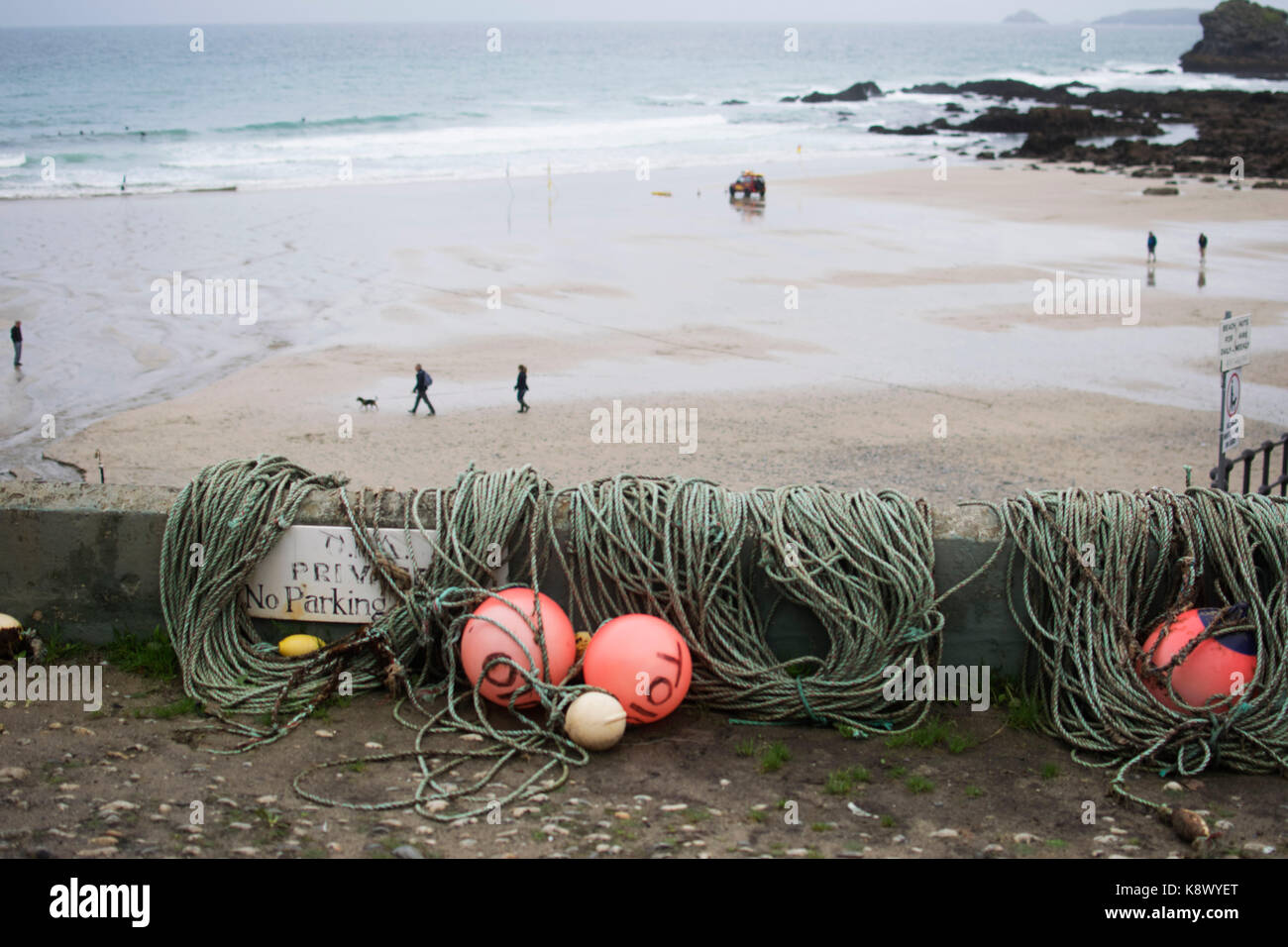 Les bouées de pêche, sur mur de pierre, à st.agnes beach. Harriet baggley Banque D'Images