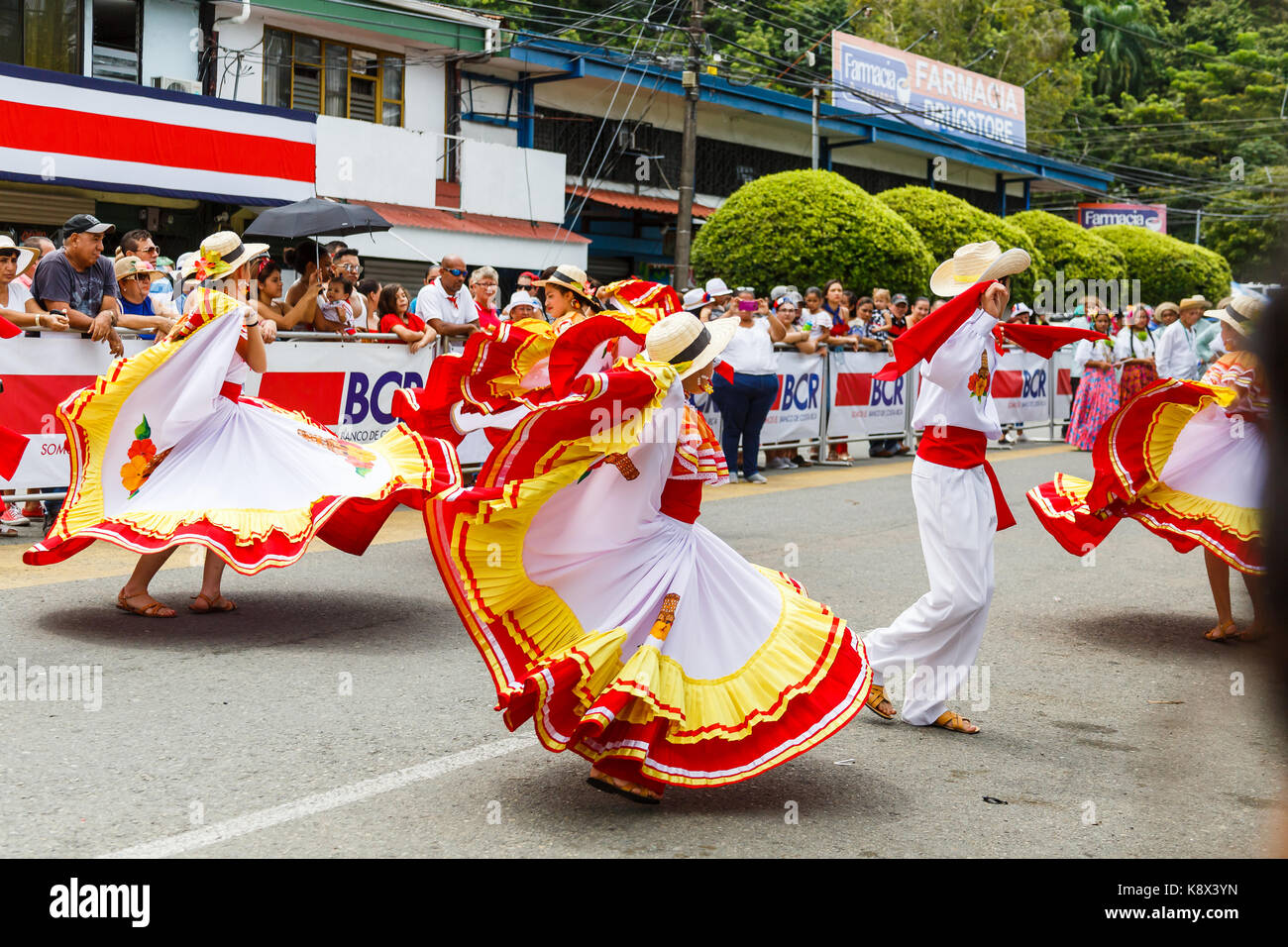 Les danseurs en costumes traditionnels colorés wow spectateurs avec leurs danses traditionnelles au cours de l'indépendance Day Parade à Quepos, Costa Rica. Banque D'Images