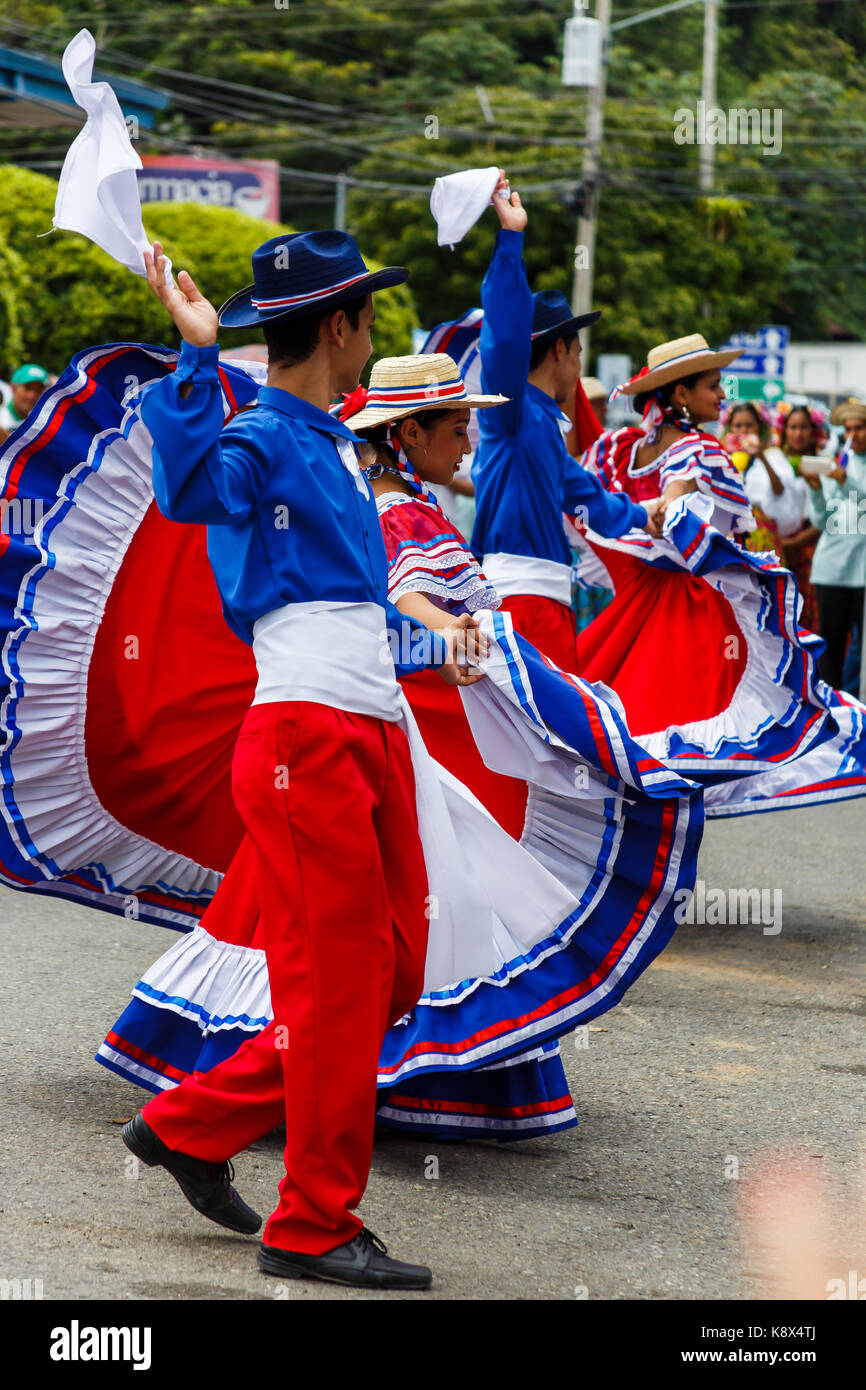 Les danseurs en costumes traditionnels colorés wow spectateurs avec leurs danses traditionnelles au cours de l'indépendance Day Parade à Quepos, Costa Rica. Banque D'Images
