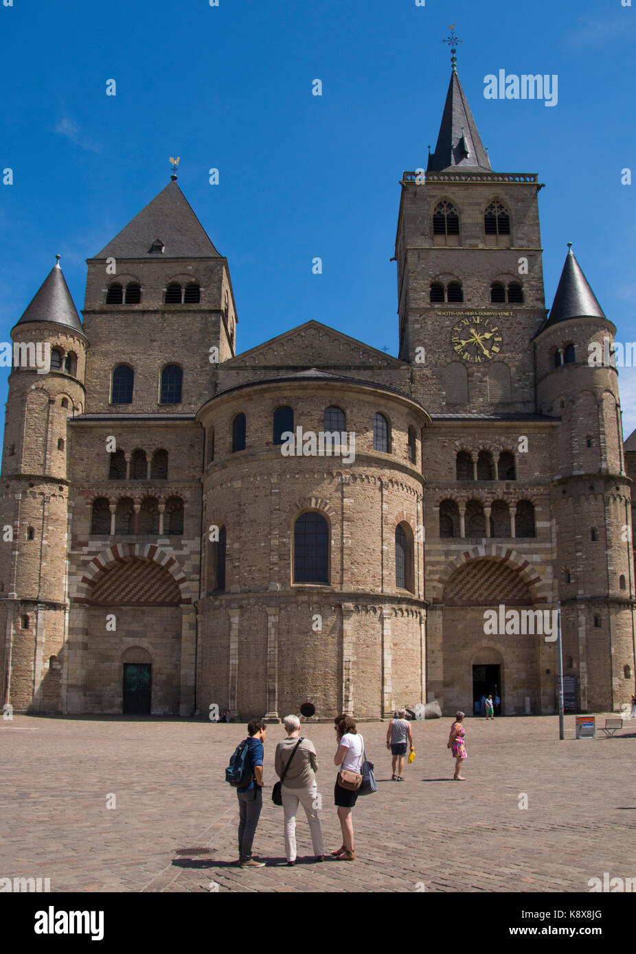 Près de la cathédrale St Pierre (Dom) sur la place de la cathédrale (domfreihof), Trier, Allemagne Banque D'Images