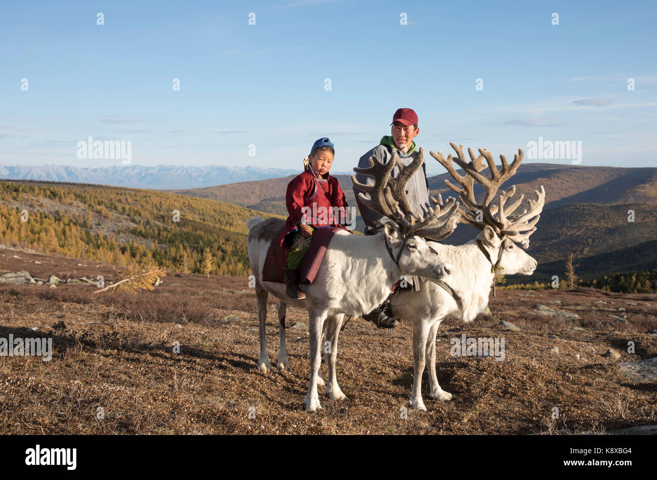 Homme tsaatan, vêtu d'un traditionnel deel, qui voyage avec ses rennes dans la taïga du nord de la Mongolie un Banque D'Images