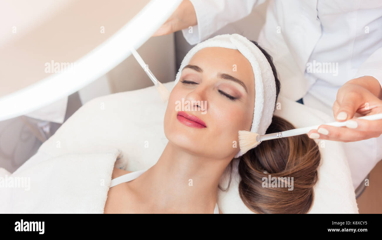 Belle femme au cours de massage du visage anti-âge dans un bâtiment moderne de cos Banque D'Images